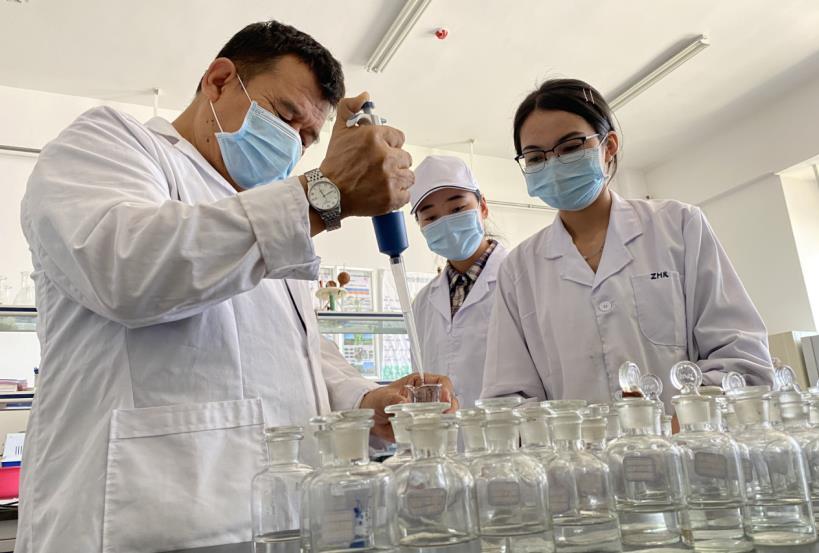 以 “沃野良方” 护土壤健康 | 艾克拜尔・伊拉洪团队绿色肥料惠农纪实(图3) 以 “沃野良方” 护土壤健康 | 艾克拜尔・伊拉洪团队绿色肥料惠农纪实(图3)